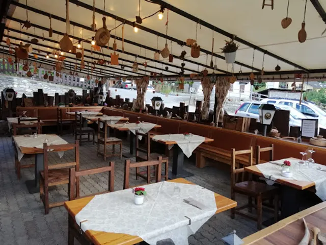 Old Grizzly Petit Restaurant