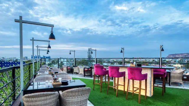 Midnight Vegas Lounge, Disc and Rooftop Restaurant