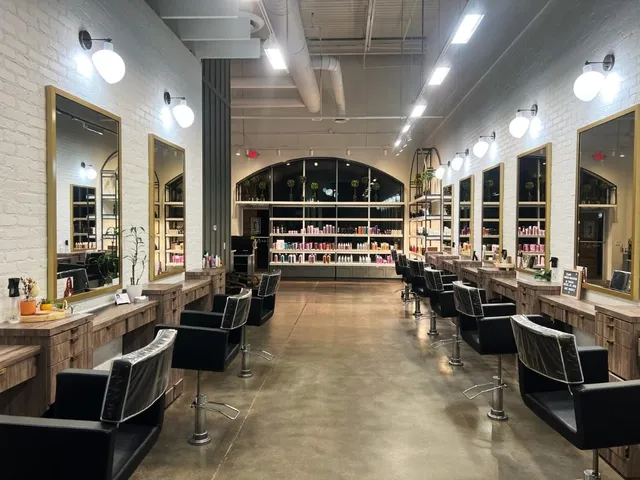 Salon 124 Suwanee