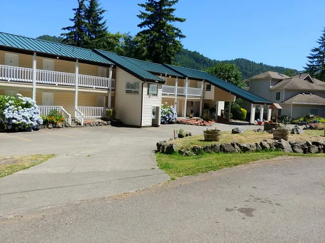 Umpqua River Inn & Suites