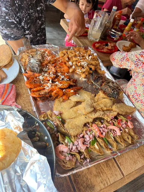 PESCADOS Y MARISCOS "LA PLAYA"