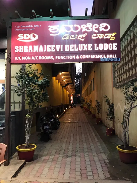 Shramajeevi Deluxe Lodge