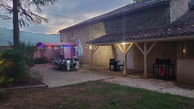 LA BUISSIERE DURAVEL - Deux Grands Gîtes dans le Lot 46, Gîtes pour 13 et 11 pers en Vallée du Lot. Piscines Privatives