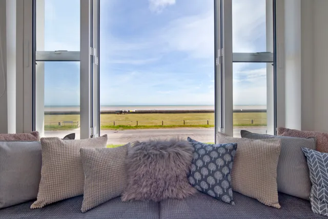 The Compact Coastal Crib