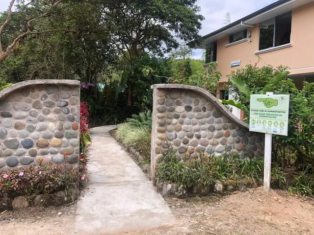 MINDO REAL LODGE - Hosteria con piscina al aire libre en Mindo Ecuador
