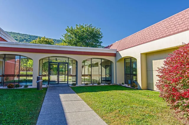 Econo Lodge Inn & Suites Norton - Wise South