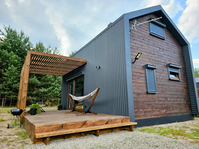 Stodoła między lasami