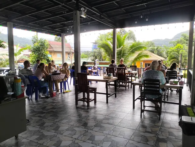 Low-budget Youth Restaurant