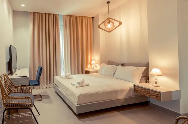 Io Luxury Pool & Hot Tub Suites