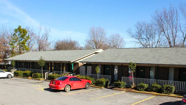 Oak Hill Inn and Suites