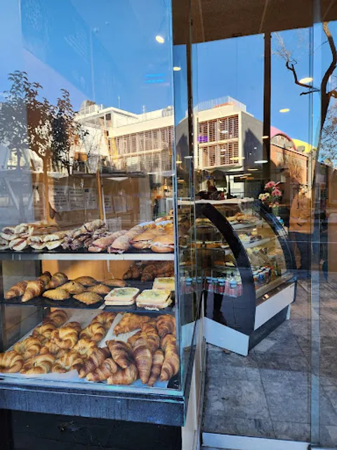 Vivari Cafe & Bakery