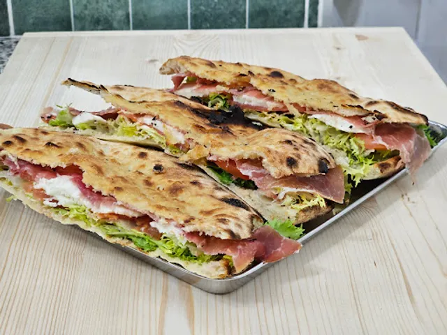 Lucanika pizza & food