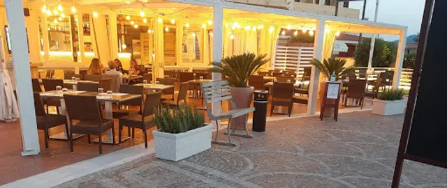 EFFE Cocktail Bistró