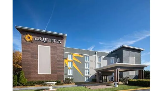 La Quinta Inn & Suites by Wyndham Atlanta Airport South