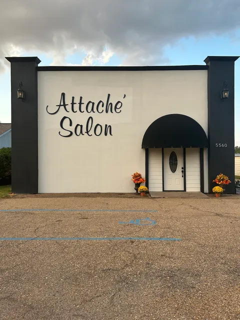Attaché Salon