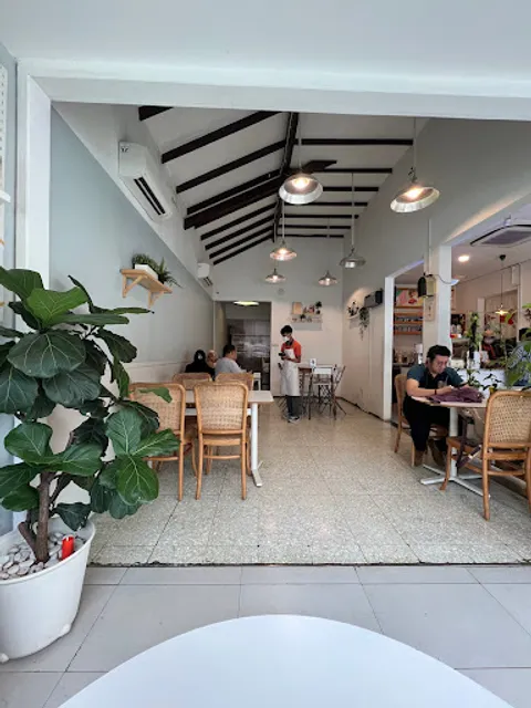 BROWNFOX Waffle & Coffee