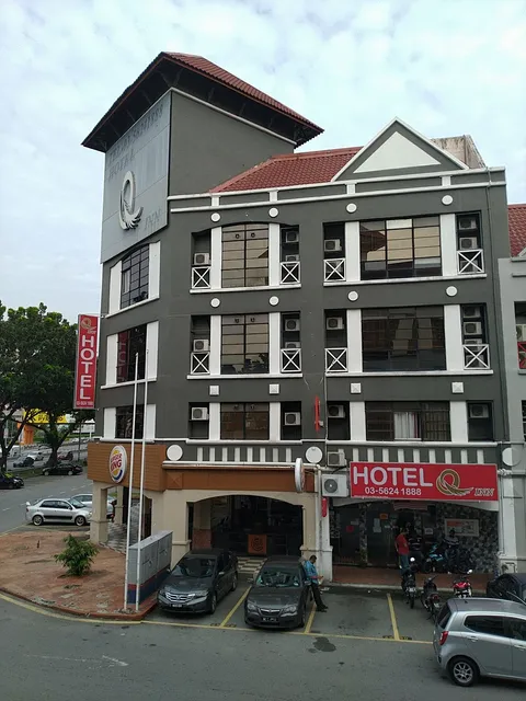 OYO 176 Hotel Q Inn