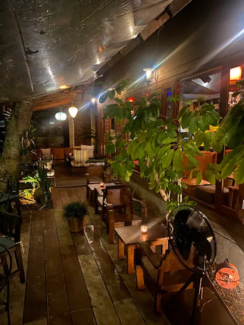 Le Petit Cafe & Wine Club