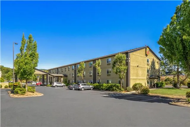Super 8 by Wyndham Roseburg