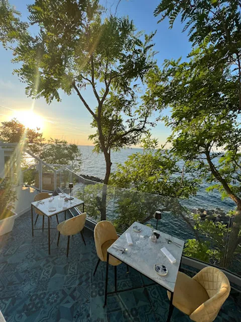 The Roof Dinner CluB