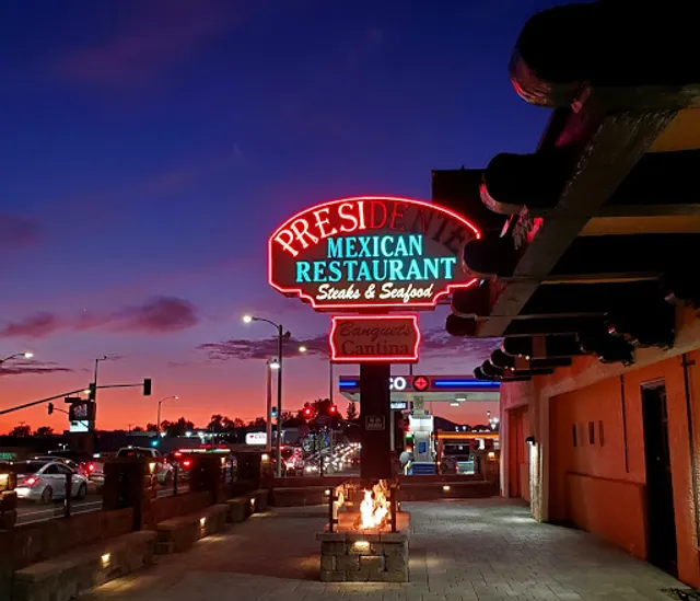 Los Tres Hermanos Bar & Grill