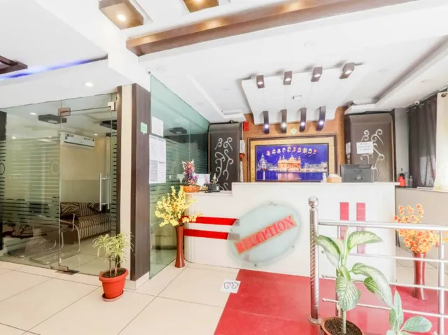 OYO Hotel Pram Residency Near Sahara Ganj Mall