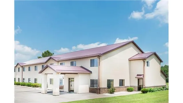 Super 8 by Wyndham Paris IL