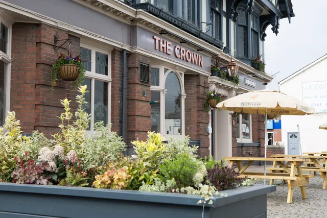 The Crown, Great Moor