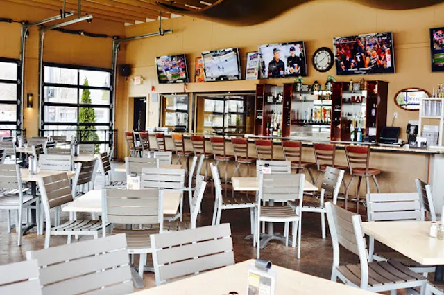 Vitale’s Sports Bar Lounge - Comstock Park