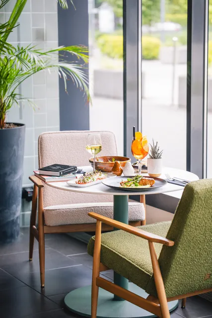 Vibes Restaurant & Bar