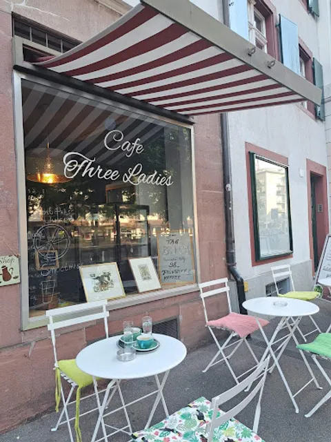Café Three Ladies
