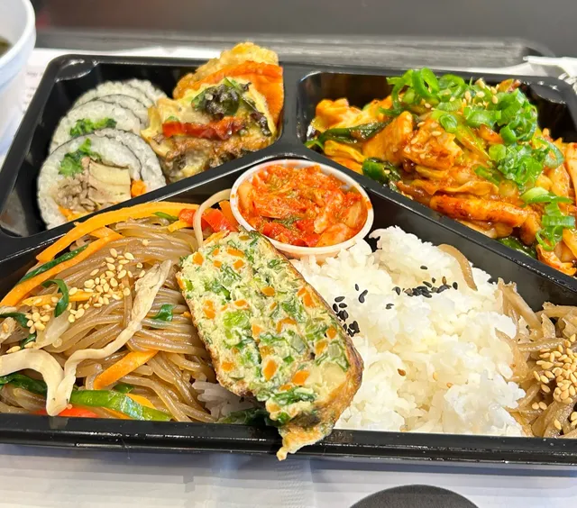 Uri Omma Kimchi (UOK groceries)