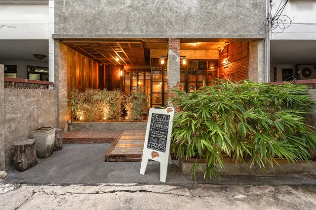 Siam Plug In Hostel, Cafe & Bistro