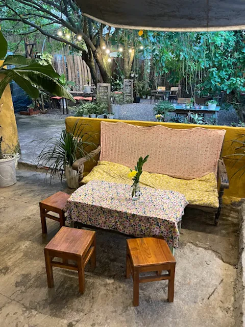 Tiệm cà phê Hoa Cúc