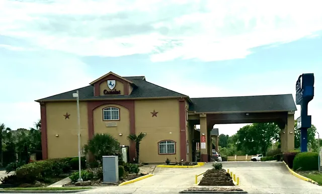 Camelot Inn & Suites