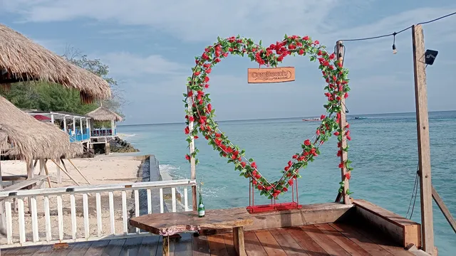 Coral Beach Pizza Cottages