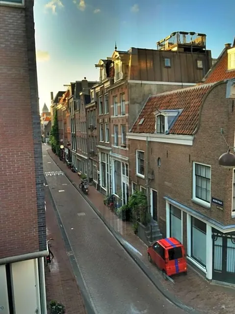 Jordaan Suite bed and bubbles