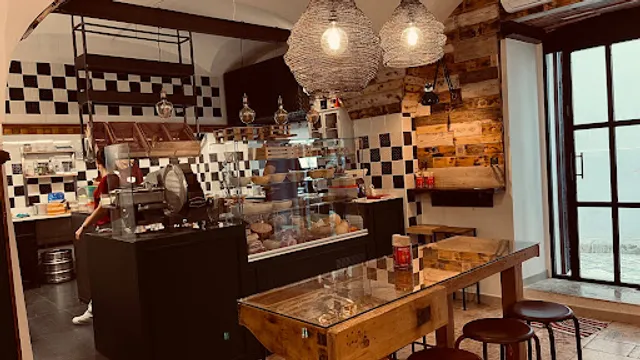 La Farmacia Food & Drink