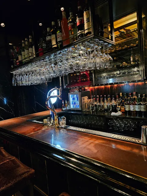 AQUA RESTAURANT & BAR LUXIS