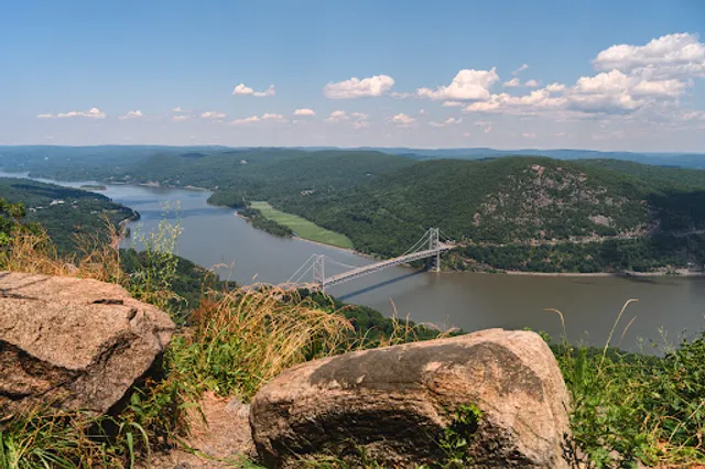 Bear Mountain Bridge scenic lookout