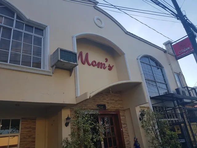 Mom's Small Hotel and Restaurant