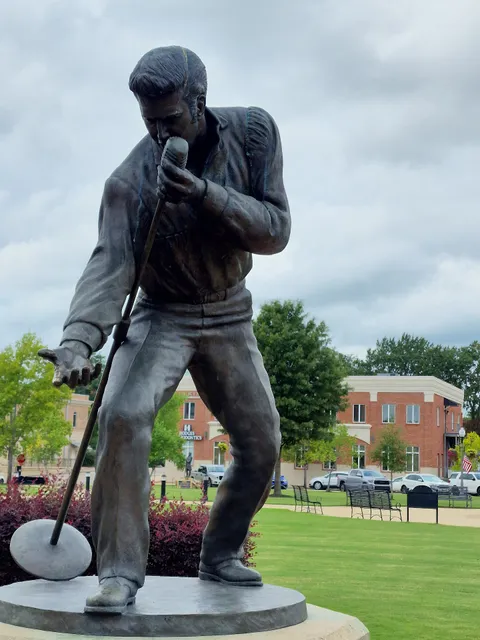 Elvis Presley Homecoming Statue