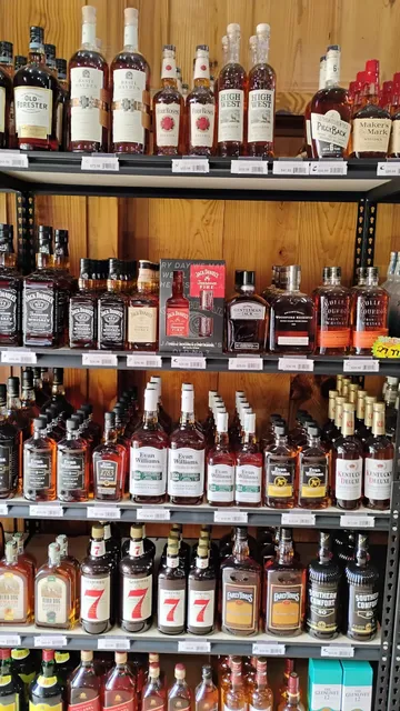 Gilligan's Sports Bar & Restaurant N Package Store