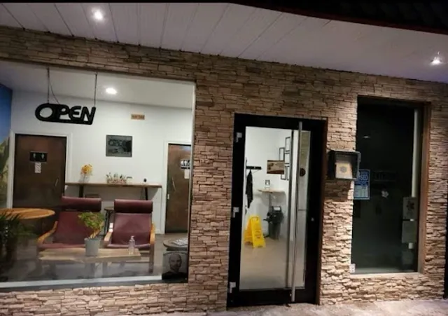 Chef Henrie Bistro & Café