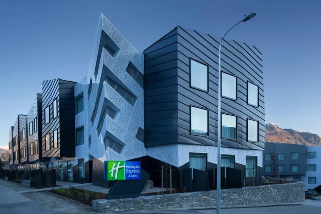 Holiday Inn Express & Suites Queenstown by IHG