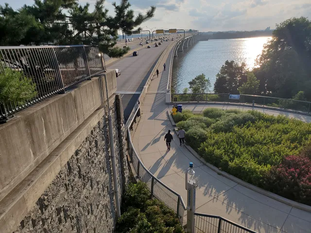 Potomac River Waterfront Park