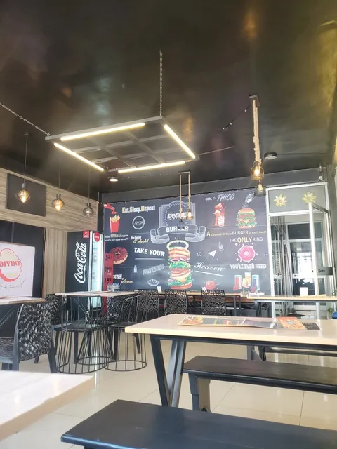 Divine Burger | Bole Medhanialem | ዲቫይን በርገር | ቦሌ መድሃኒአለም