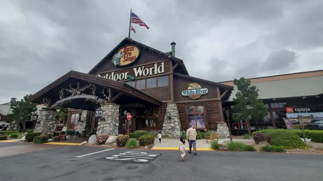 Bass Pro Shops/Cabela’s Boating Center