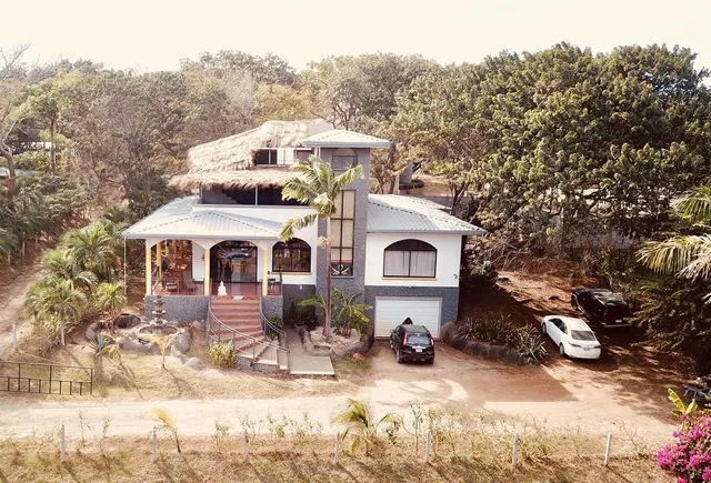 Casa Alice Surf Lodge