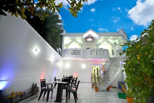 Taj Square A luxurious family homestay